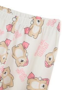 Bermudas de pijama de algodón con fondo blanco y osos marrones que llevan gorros de dormir rosas, y texto divertido: "dormir toda la noche" y "echar la siesta todo el día."
