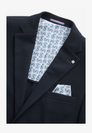 Meresinine bleiser tekstuurse kangaga, hele sinise interjööriga, millel on geomeetrilised mustrid, ja sobiva taskuruuduga.