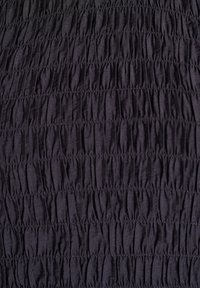 Tumehall riie, millel on ühtlaselt jaotatud horisontaalsed volang-elastikpakkumised, mis loovad tekstuurilise, voltitud mustri.