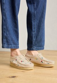 WALLABEE - Chaussures à lacets - taupe