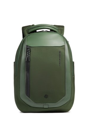 Olijfgroene rugzak met gewatteerd handvat, voorvak met ritssluiting, gestructureerde stof en gladde paneeldetails.