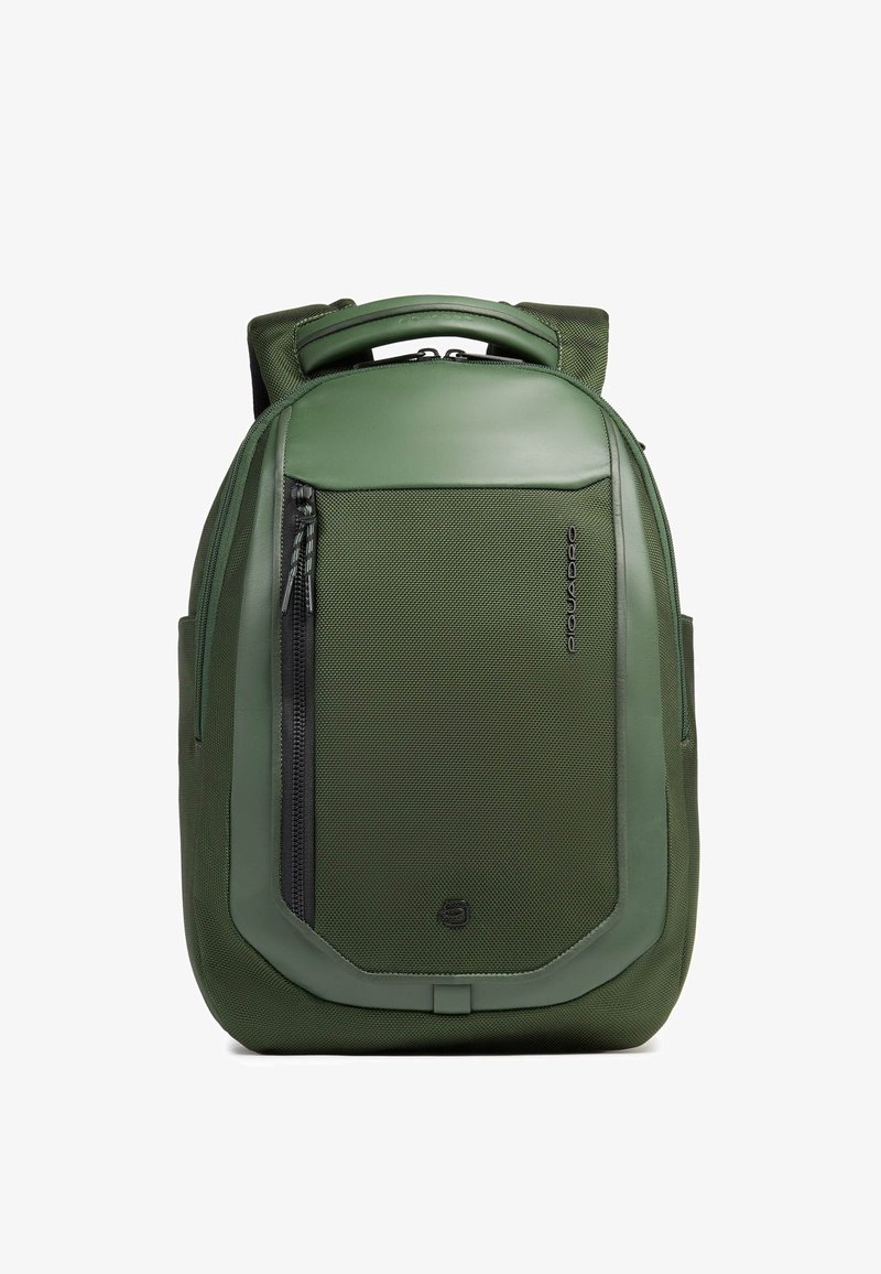 Sac à dos vert olive avec poignée rembourrée, poche avant zippée, tissu texturé et détails de panneau lisse.