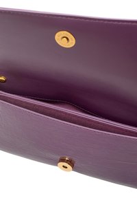 Lila läderplånboks inredning med en slät textur, guldhardware med tryckknappsstängning och en delad sektion för organisering.