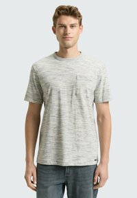 Grijze en witte gemarmerde t-shirt met korte mouwen, een ronde halslijn en een borstzak. Gemaakt van zachte stof, met een ontspannen pasvorm.