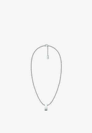 Collana con catena d'argento con un pendente rettangolare liscio e una chiusura regolabile con un piccolo pendaglio brandizzato su sfondo bianco.