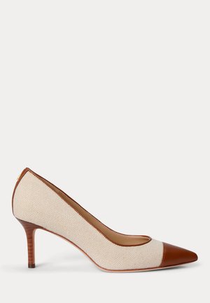 Beiger, strukturierter Stoff-Pumps mit spitz zulaufender Spitze, brauner Lederkappe, Besatz und mittelhohem Holzabsatz.