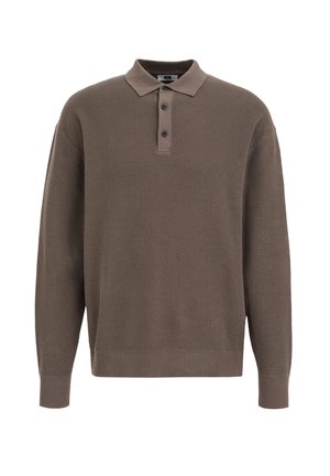 Polo en maille marron à manches longues avec un motif texturé, trois boutons noirs et des poignets et un bas en côte.
