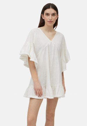 Vestido blanco de manga corta con escote en V, dobladillo con volantes y corte suelto; hecho de una tela ligera y texturizada.