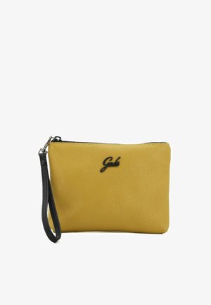 Piccola pochette da polso in pelle gialla testurizzata con cerniera nera, cinturino nero e logo nero "Gabs" sul davanti.