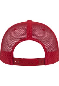 Rød net baseball cap med en solid stofskygge. Har en justerbar plastikrem og ventilationshuller i hele nettet.