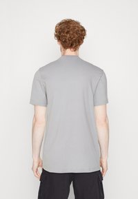 Lacoste Paprasti marškinėliai - elephant grey