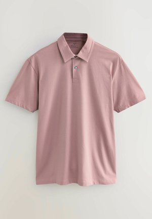 Lühikeste varrukatega, normaalset istuvust omav polo särk pehmest, kergest kangast; helesinine värv, millel on volditud krae ja kahekohaline nööbiplague.