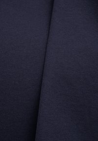 Ciemnogranatowa tkanina o subtelnej fakturze, charakteryzująca się gładkimi, ciasnymi splotami i jednolitą powierzchnią. Brak widocznych wzorów lub akcentów.