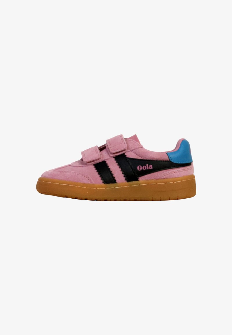 Chaussure en daim rose avec deux bandes Velcro noires, semelle en caoutchouc orange et accent bleu au talon. Présente un logo Gola sur le côté.