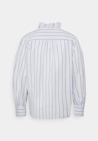 Camicia bianca con strisce verticali blu, tessuto morbido, maniche lunghe a sbuffo, colletto arricciato e polsini con bottoni. Sul retro presenta dettagli arricciati.