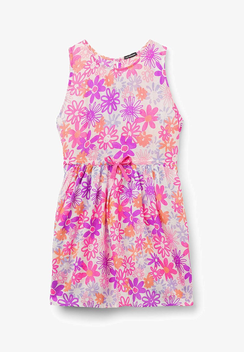 Robe fleurie en tissu léger avec un décolleté rond. Présente des motifs de fleurs roses, violettes et orange, une taille cintrée et un détail en forme de nœud.