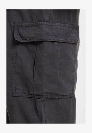 Dunkelgraue Cargo-Hosen mit einer aufgesetzten Tasche an der Seite, strukturiertem Stoff und sichtbaren Nähten. Entworfen für Funktionalität und Komfort.