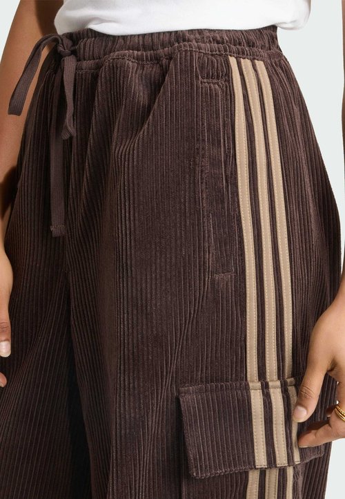 adidas ORIGINALS CORDUROY 3S CARGO PANTS - Pantalones cargo - aurora coffee khaki six — foto 3