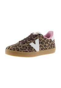 Sneaker con stampa leopardata, tomaia in suede, logo V bianco, lacci marroni e suola in gomma naturale. Accenti interni rosa. Design piatto.