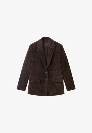 Blazer de ante marrón con solapa muesca, dos bolsillos delanteros y dos botones. Textura suave con un color sólido y un corte entallado.