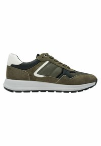 Zapatillas de ante verde oliva con acentos de cuero negro y tacón blanco. Presenta paneles texturizados y costuras en contraste. Suela de goma.