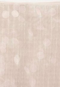 Tissu transparent de couleur rose clair avec une surface texturée. Présente des lignes verticales et des motifs circulaires dispersés, créant un contraste subtil.