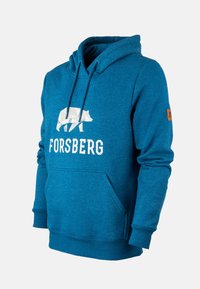 Felpa blu con cappuccio realizzata in morbido tessuto, caratterizzata da un design geometrico di un orso bianco e il testo "FORSBERG" sul frontale, con una tasca a marsupio.
