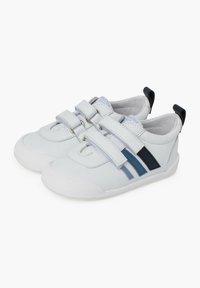 Scarpe grigio chiaro con strisce blu e navy, realizzate in pelle liscia, con due cinturini regolabili in velcro e una suola in gomma bianca.