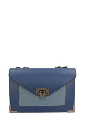 Blauwe leren handtas met een geometrisch ontwerp, voorzien van een turquoise accent, zilveren hardware en een afneembare kettingriem.