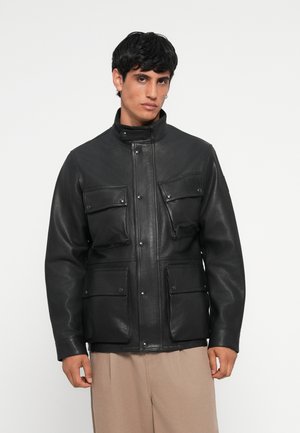 Chaqueta de cuero negra con un cuello alto, cierres a presión y cuatro bolsillos frontales. Textura suave y ajuste entallado.