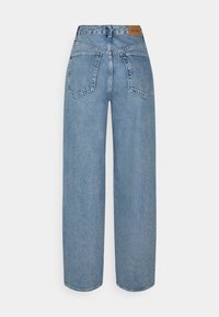 Ljusblå, högmidjade jeans med rak bendesign, utrustade med två bakfickor, minimal sömnad och en brun läderlapp vid midjan.