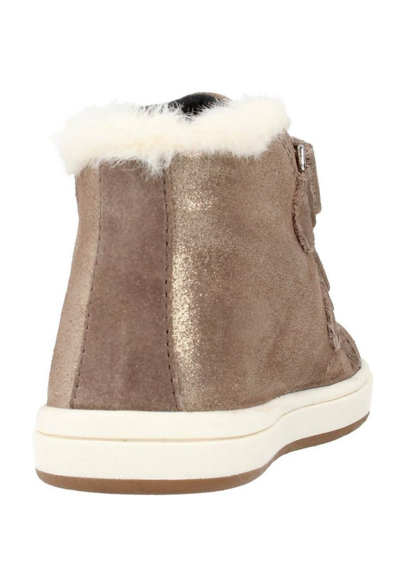 Botín de ante marrón con un brillo metálico, forro de piel de oveja blanca en la parte superior y suela de goma blanca. Cuenta con una cremallera lateral para el cierre.