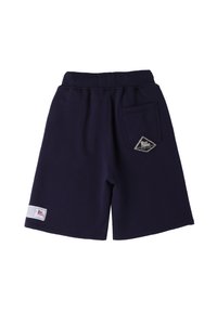Pantalones cortos de algodón azul marino con una cintura elástica, que cuentan con un bolsillo trasero y un parche de etiqueta en el lateral con detalles de costura blanca.