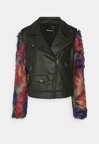 Giacca da moto in pelle nera con maniche in pelliccia sintetica colorata nei toni del rosso, blu e verde. Presenta tasche con zip e una chiusura frontale a bottone a pressione.