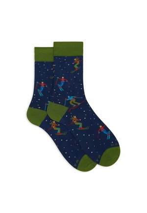 Calzini blu navy con polsini verdi, caratterizzati da motivi colorati a tema sci e fiocchi di neve bianchi. Realizzati in tessuto morbido e testurizzato.