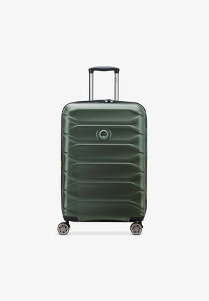 Valigia rigida verde con design a strisce, zip nera, manico retrattile e quattro ruote piroettanti per la mobilità.