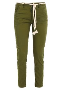 Olivgröna bomullbyxor med en avslappnad passform och elastisk midja. Inkluderar ett vitt repbälte med fransar och sidofickor.