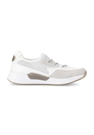 Witte mesh en suede sneakers met een lichtgrijze zool, met een gestroomlijnd ontwerp en vetersluiting. Aangevuld met een reflecterende hiel.