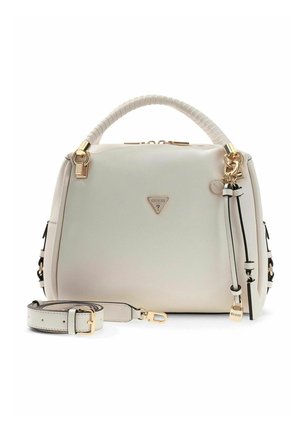 Sac à main blanc Guess avec poignée supérieure, bandoulière amovible, quincaillerie dorée, logo avant et pampilles en cuir décoratives avec breloque cadenas.