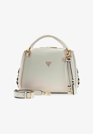 Sac à main blanc Guess avec poignée supérieure, bandoulière amovible, quincaillerie dorée, logo avant et pampilles en cuir décoratives avec breloque cadenas.