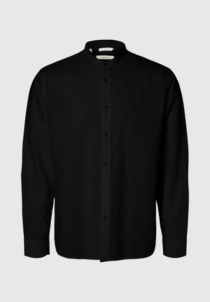 Crna lanena košulja dugih rukava s ovratnikom na preklop i zatvaranjem na prednje kopčanje, na jednobojnoj svijetlo sivoj pozadini.