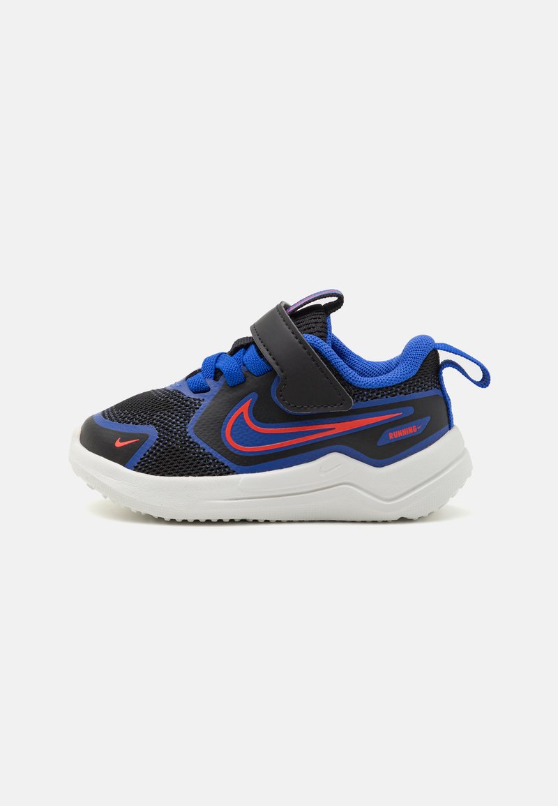 Baskets pour enfants Nike avec une tige en maille bleue, des accents noirs, un logo orange, une sangle ajustable et une semelle en caoutchouc blanche.