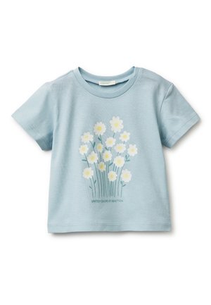 Camicia a maniche corte azzurro chiaro con grafica di margherite bianche e gialle e steli verdi, con il testo "United Colors of Benetton" sotto.