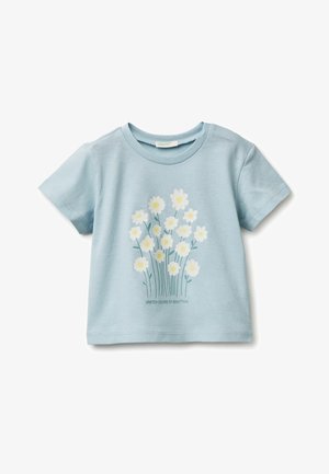 Lichtblauw shirt met korte mouwen, bedrukt met witte en gele madeliefjes en groene stengels, met de tekst "United Colors of Benetton" eronder.