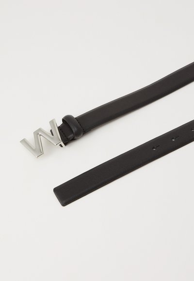 Schwarzer Lederhut mit einer silbernen metallischen 'W'-Schnalle, glatte Textur und fünf verstellbaren Löchern entlang des Riemens.