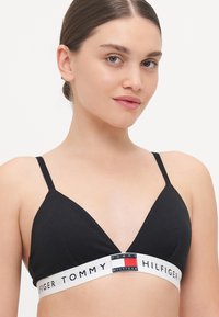 Tommy Hilfiger - Biustonosz z trójkątną miseczką