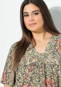 Ulla Popken ANIMAL SHORT SLEEVE  - Tunika - olive gray