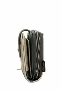 Cartera con cremallera en cuero gris y crema con un diseño estructurado. Cuenta con múltiples compartimentos y una etiqueta de tela para el branding.