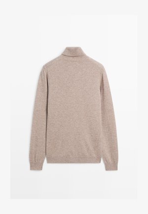 Beige pletený svetr s vysokým límcem, dlouhými rukávy a žebrovanými manžetami. Měkká textura s lehkým designem, vhodný pro vrstvení.