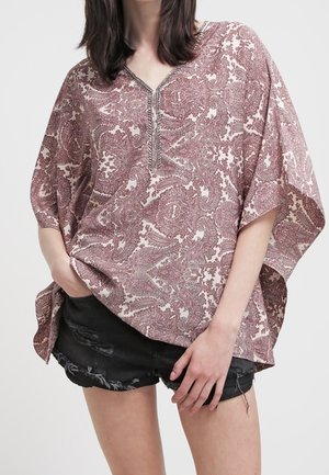 Top kaftano morbido in un motivo paisley color borbone e crema, con scollatura a V e delicate rifiniture sul collo. Materiale soffice.